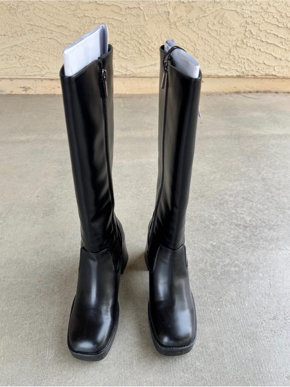 Bershka Classic Black Knee-High Women's Boots - Sleek Zip Design